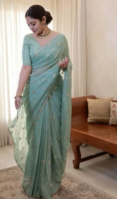 Casual Sarees Simple, Fancy Sari Party Wear, Simple Saree Styles, Simple Wedding Saree Look, Saare Design Latest, Simple Saree For Wedding, Saree Look For Engagement, Saree Simple Look, Party Sarees Indian