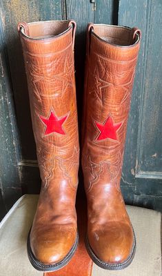 Does not have brand name, bottoms are Ortho O Sullivan, heel height: 2" shaft is 15.5" shaft/calf around: 15". Orange Cowboy Boots Outfit, Star Cowboy Boots, 70s Inspired Outfits, Pretty Boots, Charity Shop, 70s Style, 70s Inspired, Red Star, Going Out Outfits