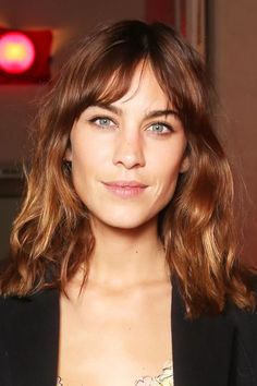 Alexa Chung Side Bangs, Alexa Chung Curtain Bangs, French Hairstyles Bangs, Curtain Fringe Side Part, Alexa Chung Bangs, 70s Rock Hair, Alexa Chung Makeup, 60s Fringe, 70s Models