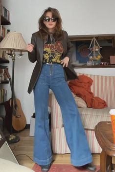 Flare Jeans Outfit 70s Style, 70s Fashion Skirt Outfit, 70s Inspired Fall Outfits, 70s Inspired Fashion Winter, 70s Thrifted Outfits, Annee 70 Outfit, 70s Jacket Outfit, 70s Biker Fashion, 60s Aesthetic Clothes