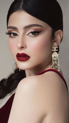 Makeup Bibir, Extreme Make-up, Red Lipstick Makeup Looks, Red Lipstick Makeup, Makeup Pengantin, Bridal Eye Makeup, Red Lip Makeup, Cat Eye Makeup, Elegant Makeup