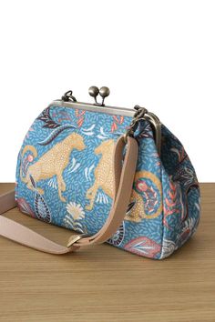 This Tapestry bag William Morris pattern with a real leather shoulder strap and Bronze kisslock frame. This kisslock bag with a French Tapestry, Luxury soft leather, this tapestry doctor bag features a printed  William Morris pattern. Inside 1 zip pocket. With a Real shoulder leather strap. This Tapestry bag William Morris  print purse with Strong leather handle Ideal for everyday, in addition to be elegant, original and comfortable, this bag makes you unique. Indeed every bags in our collection Morris Pattern, William Morris Patterns, French Tapestry, Morris Print, Tapestry Bag, Carpet Bag, Printed Purse, Doctor Bag, Designer Handbag