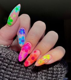 Hippy Flower Nails, Rainbow Nails Aesthetic, Aesthetic Rainbow Nails, June Pride Nails, Crazy Colorful Nails, Rave Nails Acrylic, Rainbow Flower Nails, Rave Nails Designs, Edc Nails