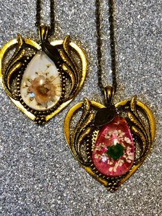 These necklace's pendants measure 1.5" x 1.5".  ⛓ ⛓  Each features a small flower specimen in a resin center. 🌸  Chains measure approximately 10" in length. Variations are described as color chain/flower. Bohemian Jewelry With Pressed Flowers In Resin, Bohemian Flower-shaped Resin Jewelry, Bohemian Flower Shaped Resin Jewelry, Unique Flower-shaped Birth Flower Necklaces, Unique Birth Flower Necklace, Resin Necklace With Pressed Flowers In Round Pendant, Resin Birth Flower Necklaces For Jewelry Making, Round Resin Pendant Necklace With Pressed Flowers, Unique Flower Pendant Necklaces With Charm