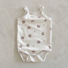 Get ready for the cutest summer outfits with our Sleeveless Infant Onesie! 🌞 Made with soft and breathable cotton, this unisex onesie keeps your baby cool and comfortable all day long. The sleeveless design allows for unrestricted movement, making it perfect for active little ones. With its true-to-size fit, this onesie is a must-have addition to your baby's wardrobe. Dress them up or keep it casual, the possibilities are endless! 🌈 Shop now and let your baby shine in style! Specifications: Sleeve Length: Sleeveless Item Type: Onesie Gender: Unisex Material: Cotton Department Name: Baby Fit: True to size Sleeveless Casual Bodysuit For Everyday, Casual Sleeveless Bodysuit For Everyday, White Cotton Summer Vest, White Cotton Bubble Romper For Loungewear, Summer Cotton Bodysuit For Playwear, Casual Sleeveless Bubble Romper For Loungewear, Cute Summer Sleeveless Tank Top, Everyday White Cotton Vest, Sleeveless Cotton Onesie For Playtime