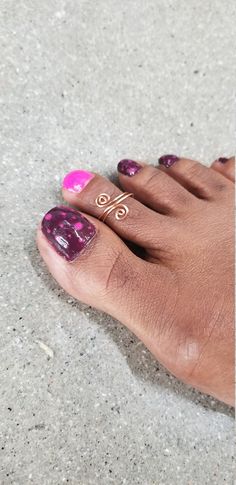 "Unique yet staylish toe rings that are delicately handmade and sure to bring a hint of beauty to whatever you pair them with. You have the option of a single toe ring or you can choose to purchease the bundle which is one big toe ring and one regular size toe ring for a discounted price. Choosing the bundle is the best deal for your buck. *All rings are made adjustable *Every piece is handmade and unique, so it could be slightly different then the photo. *These rings are designed to be comforta Handmade Adjustable Minimalist Toe Rings, Handmade Adjustable Toe Rings As Gift, Unique Handmade Adjustable Toe Rings, Handmade Adjustable Unique Toe Rings, Gold Toe Rings, Rings Wire, Ring Simple, Toe Ring, Toe Rings