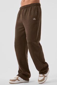 Okay, so we’re pretty much obsessed with this new, straight-leg version of the Accolade Sweatpant — it’s a super soft, leveled-up classic with a chrome Alo logo detail and powerful, performance tech for studio & street. Wear it in cold weather with a bold jacket and transition to warmer weather with slides.