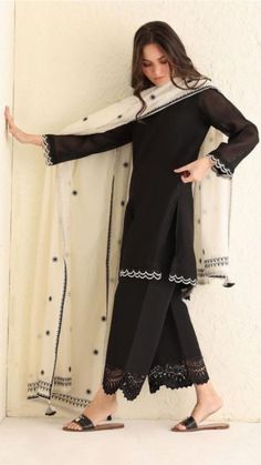 Stylish Frocks, Simple Dress Casual, Pakistani Fashion Casual, Desi Fashion Casual, Polka Dot Maxi Dresses, Pakistani Fancy Dresses, Pakistani Dresses Casual, Pakistani Fashion Party Wear