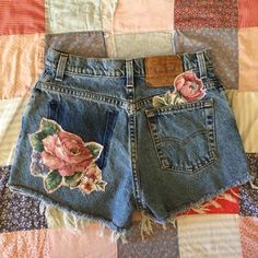 Vintage High Waisted Jeans, High Waisted Jeans Vintage, Diy Shorts, Altered Couture, Vintage Levis Jeans, Cut Offs, Painted Clothes, Jeans Diy, Patched Jeans