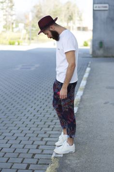 Dope. ...now go forth and share that BOW DIAMOND style ppl! Lol. :-) xx Urban Street Fashion, White Athletic Shoes, Hipster Mens Fashion, High Street Fashion, White Crew Neck, Cooler Look, Outfit Trends, Men Street, Floral Pants