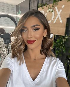 30 Year Old Makeup, Bridal Hair Down Medium Length, Bob Hairstyles With Highlights, 30 Year Old Women, Hairstyles With Highlights, Outfits 30s, Summer Outfit Ideas, Short Hair Balayage, Penteado Cabelo Curto