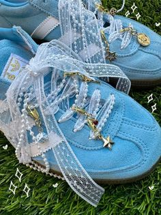 Diy Adidas Shoes, Custom Adidas Samba, Sneakers With Charms, Shoe Charms Sambas, Decorated Sambas Adidas, Charms On Sambas, Sambas Charms, Sambas With Charms, Samba Charms