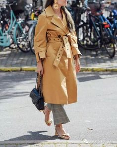 Spring Overcoat Relaxed Trench Coat Best Jackets for the Season Honey khaki Double Breasted Coat for Spring Work Outfits #workouts #workjacket #trench #longcoat #overcoat Coats Street Style, Winter Jacket Outfits, Fashion 2000, Tommy Ton, Best Blazer, Vest Cardigan, Beige Trench Coat, Spring Work Outfits, Types Of Coats