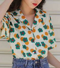 Androgyny Fashion, Clown Clothes, Daisy Pattern, Indie Outfits, Blouse Shirt, Shirt Pattern, Daisy Flower, Short Sleeve Blouse, Flower Print