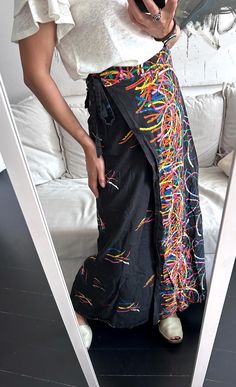 It's a Vintage boho 80s colorful maxi skirt with black background. Non elastic. Wrap. Great looking. Tie waist and one button closure. Only one unit. Zero waste fashion. Size M. Material: Cotton. Great vintage condition. Model's height: 5'8 / 178 cm / Size S. MEASUREMENTS: Waist doubled: 30 inch / 76 cm. Length: 42 inch / 107 cm. Worldwide shipping. Shipping takes to: USA 7-14 days.  EU 4-7 days. Others countries 7-14 days. Waste Fashion, Maxi Rock, Maxi Wrap Skirt, Zero Waste Fashion, Retro Skirt, Boho Skirt, Wrap Maxi Skirt, Langer Rock, Boho Skirts