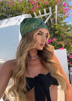 Bandana Head Scarf Print Fashion Festival Outfit With Head Scarf, Hair Styles With Bandana, Head Gear Fashion, Head Scarf Ideas, Hair With Bandana, Eurotrip Outfits, Beach Girl Aesthetic