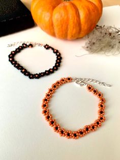 Great accessory for your halloween outfit. These lovely halloween bracelets were made with orange and black seed beads. They are closing with a lobster claw and a 1 inch chain helps to best fit. It is not a set. Price is £12 for 1 bracelet. Halloween Acssesories Diy, Beaded Jewelry Halloween, Fall Beads Bracelet, Cute Bracelet Ideas Halloween, Fall Braclets Ideas, Diy Halloween Bracelets, Halloween Seed Bead Bracelet, Bracelets With Small Beads, Halloween Jewelry Diy Ideas