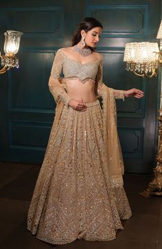 Light Gold Lehenga Set Reception Lengha, Beautiful Lehengas, Golden Lehenga, Bridesmaid Outfits, Draping Styles, Lehenga Bridesmaid, Engagement Lehenga, Wedding Trousseau