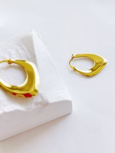 Discover the ultimate oval hoop earrings, a modern take on classic hoops. Solid Gold Simple Oblong Hoops feature a rounded rectangular design that makes them both elegant and universal. Gold-Plated Brass Starling Silver Posts Minimalist Jewelry Product Length: 67mm Unscented Soap, Oval Hoop Earrings, Starling, Recycled Gold, Mild Soap, Minimalist Jewelry, Natural Oils, Pearl Jewelry, Sterling Silver Jewelry