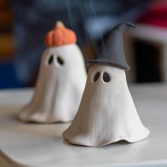 Diy Halloween Tree Ornaments, Slap Pottery, Clay Ideas Halloween, Pottery Ghost, Das Clay, Clay Pumpkins, Halloween Decor Diy, Ghost Candles, Boo Tiful