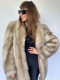 Beautiful vintage faux fur in white, beige and gray with shading. in great condition, well-groomed, fluffy and soft. with longer hair no find no flaws or unpleasant odors - ready to wear. fastened with hooks, has pockets. mob wife style, well made, with larger, puffy sleeves. there are no visible signs of wear (only the lining was sewn up but it is not visible when worn) it looks perfect for many styles, it is warm, comfortable, very stylish, soft. it goes great with regular jeans and a white t-shirt, but also with a black dress and boots Company: Eybl Artfur Best fit: women's size M/L will be oversized, XL will be more fitted (model's dimensions below) Fur dimensions given in centimeters: Shoulders between seams: 48 Chest: 60 Waist: 60 Hips: 64 Sleeve from armpit: 44 Sleeve from shoulder: Black Dress And Boots, 90 Style, Rich Style, Wife Style, Coat White, Mob Wife, Longer Hair, Puffy Sleeves, Faux Fur Jacket