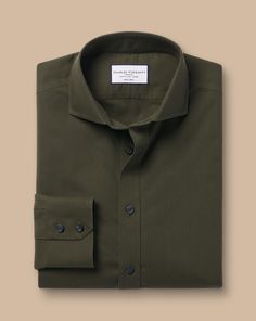 100% cotton, Available in classic, slim and extra slim fit, Non-iron, Spread collar, Classic and slim fit: back pleats, Extra slim fit: back darts, Mitred button cuff with two buttons, Machine washable - Cutaway Collar Non-Iron Poplin Shirt - Olive Green | Men's Charles Tyrwhitt Cutaway Collar Non-Iron Poplin Dress Shirt - Olive Green Single Cuff Size Medium Cotton Classic Wrinkle-resistant Business Casual Tops, Classic Wrinkle-resistant Tops For Business Casual, Classic Slim Fit Wrinkle-resistant Tops, Classic Wrinkle-resistant Business Tops, Fitted Wrinkle-resistant Tops For Business Casual, Fitted Wrinkle-resistant Tops For Office, Solid Color Fitted Dress Shirt With Spread Collar, Fitted Green Button-up Dress Shirt, Fitted Wrinkle-resistant Business Tops