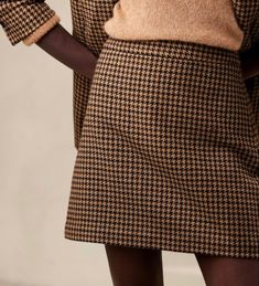 Wool Blend Skirt, Retro Mini Skirt, Short Wool Skirt Outfit, Brown Houndstooth Skirt Outfit, Houndstooth Mini Skirt Outfit, Work Skirts Professional, Brown Mini Skirt Outfit, Houndstooth Skirt Outfit, Skirt Outfits For Winter