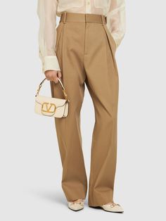 Height: 11cm Width: 17.5cm Depth: 6cm. Detachable metal chain strap. Detachable leather top handle. Front flap with magnetic closure. Metal logo detail Light Ivory, Bag Light, Flat Espadrilles, Metal Logo, Jeans Jumpsuit, Swim Accessories, Heeled Loafers, Shearling Jacket, Ski Wear