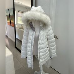 Super Cute Nwt Coat/Jacket White With Hood. Faux Fur Trim Size Xl. White Puffer Jacket, Puffer Coat With Hood, Cute Coats, Fur Hood Coat, Coat With Hood, Fitted Coat, Traditional Clothes, Puffy Jacket, White Coat