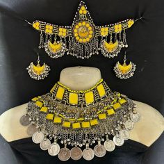 head piece neckles earing Beef Empanadas, Afghan Jewelry, Sassy Hair, Jewelry Antique, Jewellery Sets, Head Piece, Wedding Jewellery, Kochi, Wedding Jewelry Sets