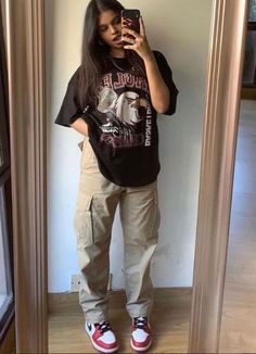 25 Timeless Outfit Ideas to Wear Nike Shoes In 2022 - Hood MWR Looks Hip Hop, Baggy Shirts, Baggy Shirt, Streetwear Girl, Cargo Pants Outfit, Baggy Clothes, Tomboy Outfits, Swaggy Outfits