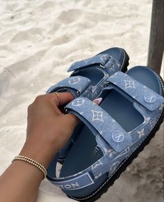 Expensive Wishlist, Louis Vuitton Slides, Fancy Sandals, Ootd Women, Luxury Designer Shoes, Fashion Shoes Sandals, Fresh Shoes, Luxury Purses