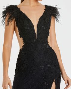 Les compliments continueront à arriver lorsque vous sortirez dans cette robe glamour imbattable. Coupée dans une silhouette colonne avec une fente haute audacieuse, la robe en dentelle met en valeur des strass, des broderies florales, des plumes et des découpes sexy. Un dos ouvert sensuel est le complément parfait à une robe qui a tout pour plaire.



 Mac Duggal

 Superposition de dentelle embellie à la main ; Doublure 100% polyester

 Corsage partiellement doublé ; jupe entièrement doublée

 Col en V

 Mancherons en plumes




 Empiècement buste en mesh et illusion découpes latérales

 Fente à hauteur de cuisse

 Ouvrir en arrière

 Bonnets buste

 Fermeture éclair dissimulée au dos

 Environ. 62,5" du haut de l'épaule à l'ourlet inférieur

 Disponible en noir

 Modèle #67782 Elegant Feathered Evening Gown, Floor-length Evening Dress With Feather Trim For Gala, Fitted Feathered Gown For Gala, Elegant Formal Gown With Feathers, Elegant Feathered Prom Gown, Elegant Feathered Gown For Prom, Glamorous Feathered Gown For Gala, Fitted Gown With Feather Trim For Evening, Feather Trim Evening Dress For Gala And Prom Season