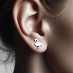 Höhe: 11mm Umarme die Schönheit und Anmut von Flamingos mit diesen schönen Flamingo-Ohrringen! 🦩✨ Perfekt für diejenigen, die sich leidenschaftlich für Vögel, Wildtiere oder die Tropen begeistern, oder für alle, die die atemberaubende Farbe und Eleganz von Flamingos bewundern, diese Ohrringe verkörpern den Charme und das Flair des Flamingos. Diese minimalistischen Flamingo-Ohrringe sind aus Sterlingsilber, massivem 14-karätigem Gelbgold, Roségold oder Weißgold gefertigt und eine wunderschöne un Flamingo Jewelry, Schmuck Gold, Flamingo Earrings, Flamingo Gifts, Jewelry Gold, Bird Lovers, Earrings Silver, Jewelry Earrings Studs, Gold Rose