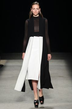 Narciso Rodriguez Fall 2019 Ready-to-Wear collection, runway looks, beauty, models, and reviews. Midi Outfits, Fashion Week Runway, Fashion Images, 가을 패션, 2015 Fashion, Black Colour, Fall 2015, White Fashion