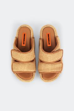 Constructed with a puffed footbed and thick cross-foot adjustable velcro straps for a universal fit, the cro slide features raffia detailing, leather upper lining, and leather footbed. The perfect off-duty all-rounder that you wont want to take off. Details Model: F203-9046-96179 75% PP STRAW, 25% COTTON Vegan Leather lining and footbed Heel Height: 4.5cm Sizing RUNS TRUE TO SIZE. SIZE UP IF YOURE BETWEEN SIZES. Heels Aesthetic, Simon Miller, Looks Style, Velcro Straps, Shoe Game, Suho, Cute Shoes