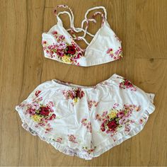 Nwot. Never Worn. Brand New. Super Cute Floral Bralette With Strappy Back & Matching Shorts Free People Bra, Coverup Beach, Floral Robes, Spiritual Gangster, Floral Kimono, Seamless Bra, Ruffle Shorts, Black Sports Bra, Boho Beach