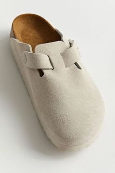 Birkenstock Clogs Grey, Boston Clogs Birkenstock, Cream Birkenstock, Clog Birkenstock, Linen Pants Outfit Ideas, White Linen Pants Outfit, Boston Birkenstock, Birkenstock Boston Suede, Birkenstock Birkenstock