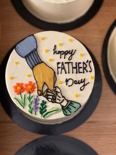 there is a cake that says happy father's day on the top and bottom