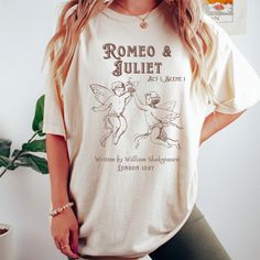 Get ready to be OBSESSED with your new Shakespeare shirt. It's the cutest and most trendy way to combine all those important trendy cottagecore and fairycore shirt with literature vibes! This is the perfect Shakepeare T shirt!  * Q U I C K * F A C T S * ✺  All shirts are UNISEX ✺  100%  ringspun cotton (fiber content may vary for different colors) ✺  Soft-washed, garment-dyed fabric brings extra coziness ✺  Wash and dry normally (on cool for best results) ✺  Sewn-in twill label * S I Z I N G * ✺ For an oversized fit, select two or three sizes up from your normal size ✺ Model is wearing size L  ✺ Sizing runs true to size ✺ Relaxed fit ✺ Most women find their typical size works best, since they are meant to fit a touch loose ✺ See Size guide and fit in images          * S H I P P I N G * T I Bookish Crew Neck Shirt With Text Print, Bookish Relaxed Fit Graphic Print Top, Crew Neck Shirt With Text Print, Bookish Graphic Print Crew Neck Top, Bookish Crew Neck Shirt With Graphic Print, Bookish Short Sleeve Screen Print Tops, Relaxed Fit Graphic Print Shirt In Bookish Style, Relaxed Fit Graphic Print Shirt With Bookish Style, Bookish Cotton T-shirt With Custom Print