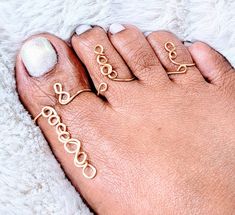 WIRE WRAPPED GOLD TOE RING I ADJUSTABLE TOE RING I SPIRAL TOE RING Handmade Materials : Gold Filled Wire  Jewelery Style : Boho & Hippie Made to Order Unique stylish toe rings All rings are made adjustable, you can size up or down. Tarnish resistant Every piece is handmade. Could be slightly different then photo Big Toe rings are made with 18 gage wire all others toe rings are made with 20 gauge wire. Toe Ring Designs, Gold Toe Rings, Wire Wrapped Stone Jewelry, Wire Jewelery, Wire Wrapping Stones, Adjustable Jewelry, Diy Rings, Pedicures, Toe Ring