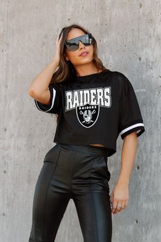 LAS VEGAS RAIDERS AUTOMATIC DOWN LIGHTWEIGHT SPORTY TOP WITH STRIPED SLEEVE DETAIL Sporty Black T-shirt With Contrast Stripes, Black Activewear For Sports Events With Graphic Print, Sporty Black Tops With Contrast Stripes, Collegiate Moisture-wicking Gym Tops, Moisture-wicking Tops For Sports, Moisture-wicking Sports Fan Tops, Sportswear Tops With Team Name For Sports, Sporty Streetwear Tops With Contrast Stripes, Black Contrast Stripes Sports Top