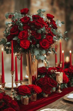 Red And Brown Wedding, Red Table Decor, Elegant Christmas Wedding, Catering Decor, Christmas Wedding Centerpieces, Vintage Flower Arrangements, Round Wedding Tables, Luxury Christmas Decor, Dinner Decor