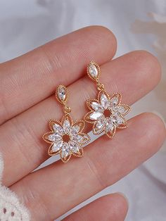 Dourado  Collar  Cobre   Embellished   Jóias da moda Flower Stud Earrings, Romantic Flowers, Earrings Ear, Ear Stud, Flower Earrings Studs, Crystal Flower, Small Earrings, Flower Studs, Girls Earrings