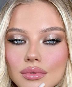 Light Eyes Makeup Looks, Blue Eye Blonde Hair Makeup, Glitter Makeup Brown Eyes, Eye Makeup For Blue Eyes Blonde Hair, Make Up Looks Prom, Cool Tone Bridal Makeup, Make Up Blue Eyes Blonde, Prom Makeup For White Dress, Make Up For Blondes With Blue Eyes