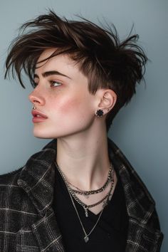 Nonbinary Haircuts, Non Binary Hair, Androgynous Haircut, Androgynous Hair, Cool Hairstyles For Girls, Short Hair Tomboy, Amazing Hairstyles, Crop Hair, Hairstyles For Girls