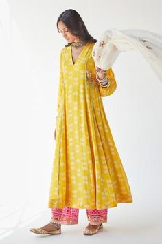 Shop for Rajiramniq Yellow Cotton Silk Shell Print Puff Sleeve Kurta Set for Women Online at Aza Fashions Puff Sleeve Kurta, Stylish Frocks, Kurta Patterns, Latest Dress Design, Shell Print, Cotton Kurti Designs, Kurta Designs Women, Dress Indian Style, Indian Designer Outfits