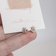 Tiny Floral Stud Earrings, Dainty Flower Gold Earrings, Diamond Earrings, Delicate Earrings, Minimalist Earrings, Spring Summer Jewelry PRODUCT DETAILS - Comes in Pair/2 Pieces - Dimensions: 12 x 10mm - Closure: Push Back - Material: 100% 925 Sterling Silver - Plating: 14K Gold or Silver Plated - Stones: Cubic Zirconia  SHIPPING & PACKAGING  Our jewelries are well packaged with care and will be shipped out within 1-3 business days via USPS.  ✦ If you have any questions, do not hesitant to messag Gold Earrings For Mother's Day Birthday Gift, Gold Earrings For Birthday, Mother's Day Gift, Small Gold Cute Earrings, Flower Gold Earrings, Gifts For Daughters, Floral Studs, Shipping Packaging, Earrings Diamond, Hypoallergenic Jewelry