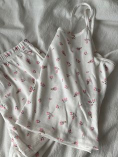 Shorts Pajamas Aesthetic, Floral Pajamas Aesthetic, Cute Pajamas Aesthetic Summer, Cottage Core Pajamas, Pajama Shorts Outfit, Flower Pjs, Pajama Set Aesthetic, Tank Top Pajamas, Aesthetic Pajamas