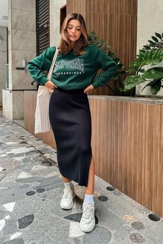 Así puedes unir una falda larga y una sweatshirt | Es la Moda Modesty Outfits, Winter Fashion Outfits Casual, Skirt And Sneakers, Casual Day Outfits, Mode Casual, Modest Fashion Outfits, Winter Fashion Outfits